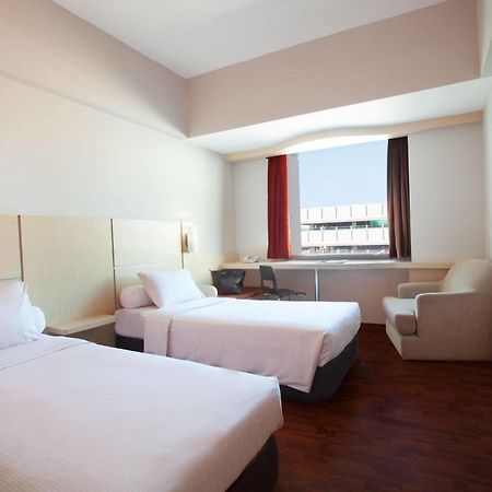 Hotel Ibis Mangga Dua Giacarta Esterno foto