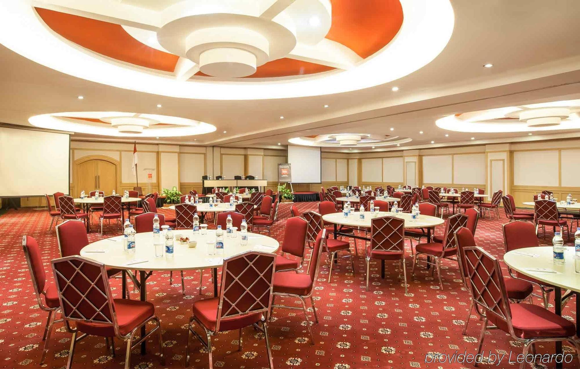Hotel Ibis Mangga Dua Giacarta Esterno foto