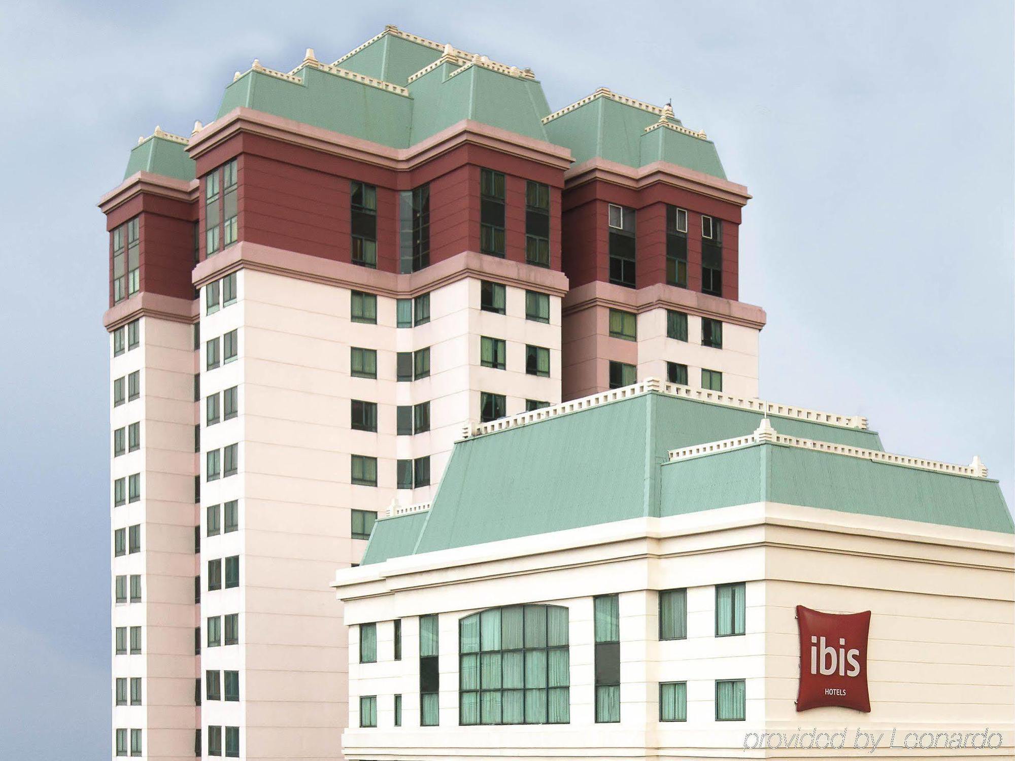 Hotel Ibis Mangga Dua Giacarta Esterno foto