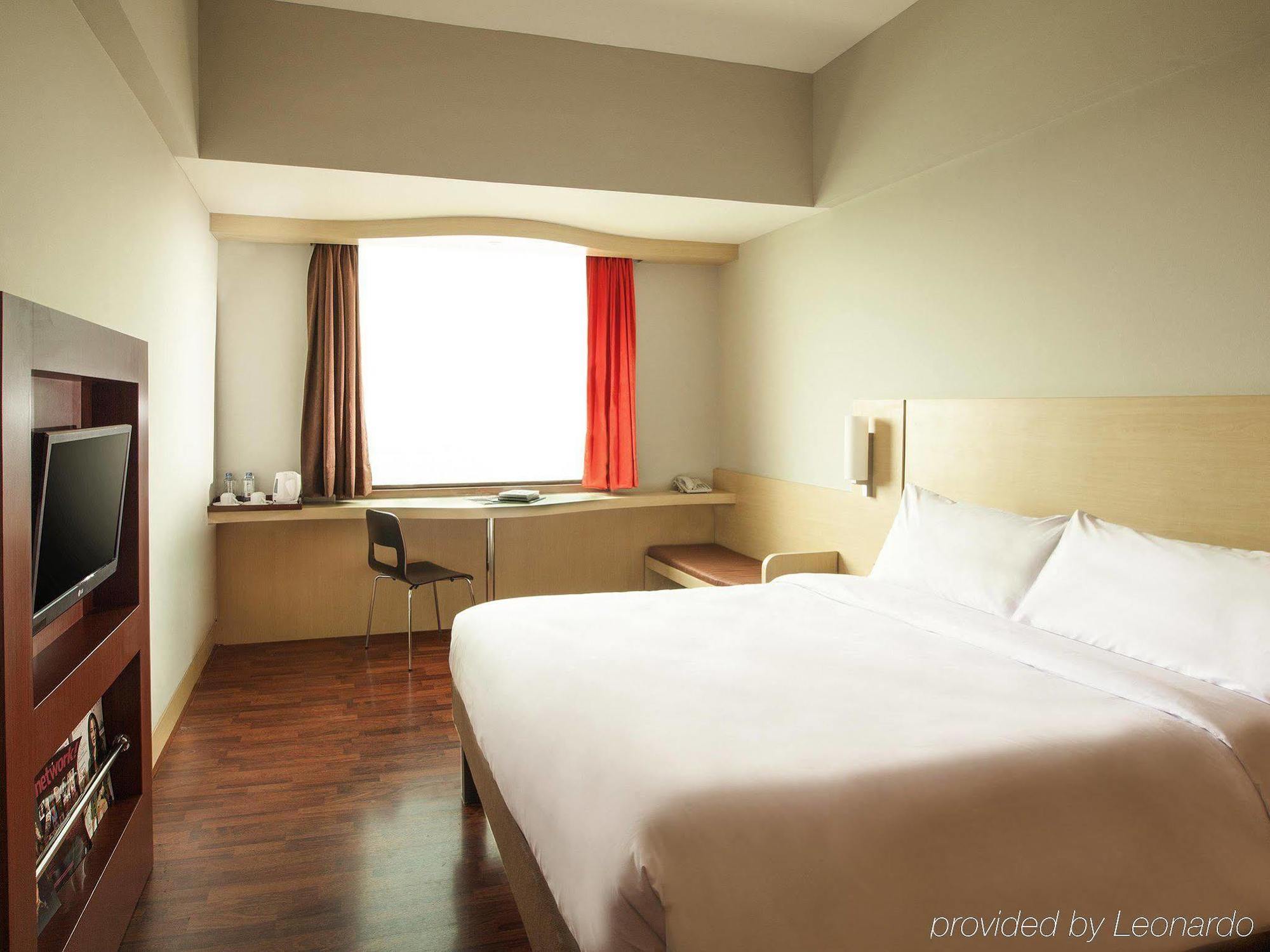 Hotel Ibis Mangga Dua Giacarta Esterno foto