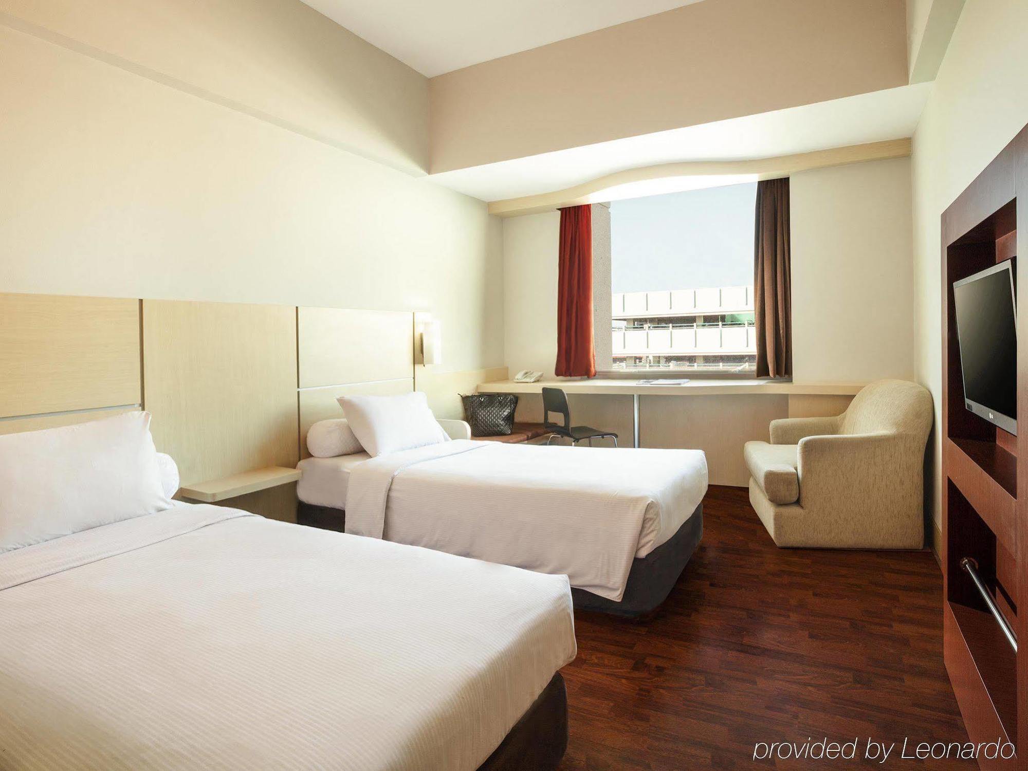 Hotel Ibis Mangga Dua Giacarta Esterno foto