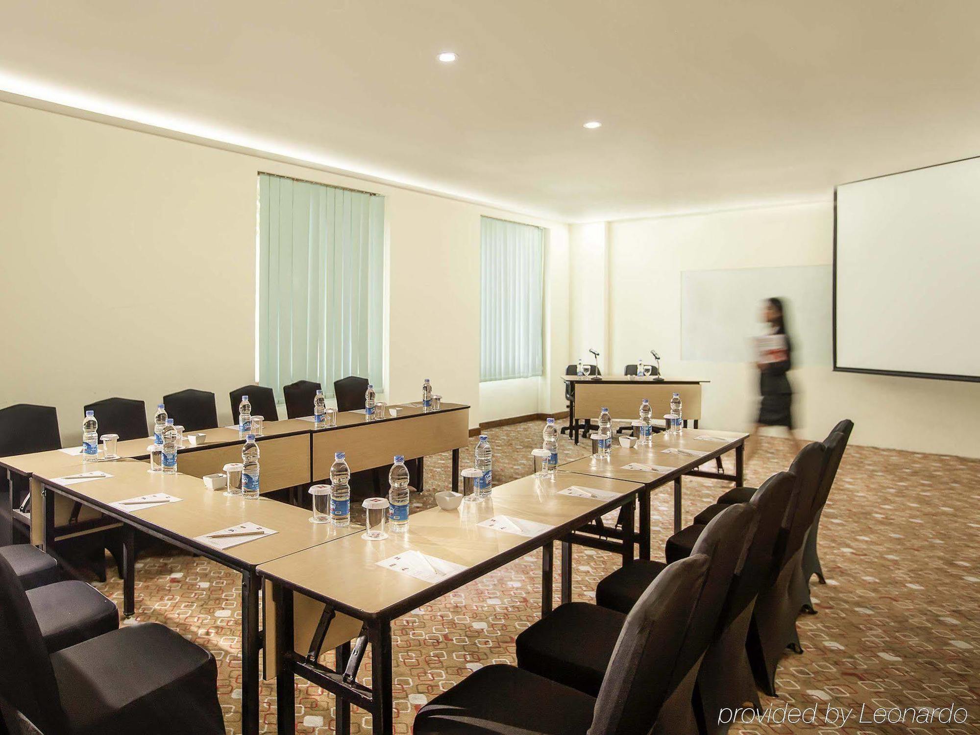 Hotel Ibis Mangga Dua Giacarta Esterno foto