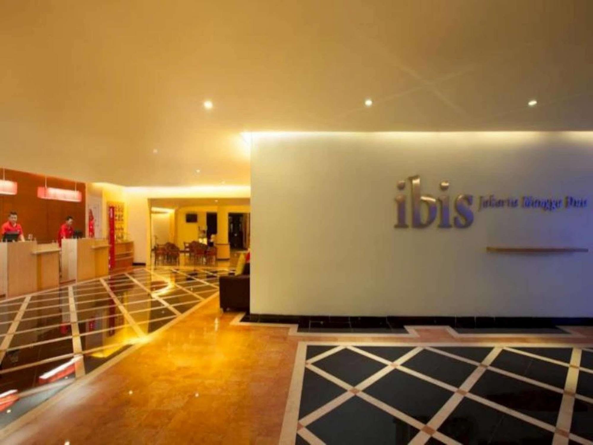 Hotel Ibis Mangga Dua Giacarta Esterno foto