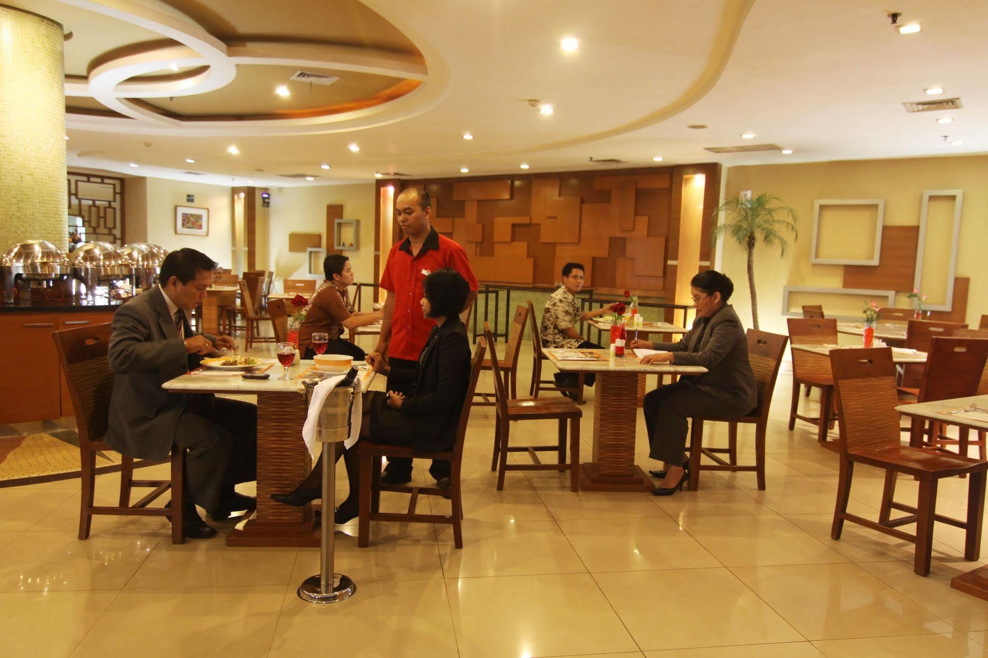 Hotel Ibis Mangga Dua Giacarta Esterno foto