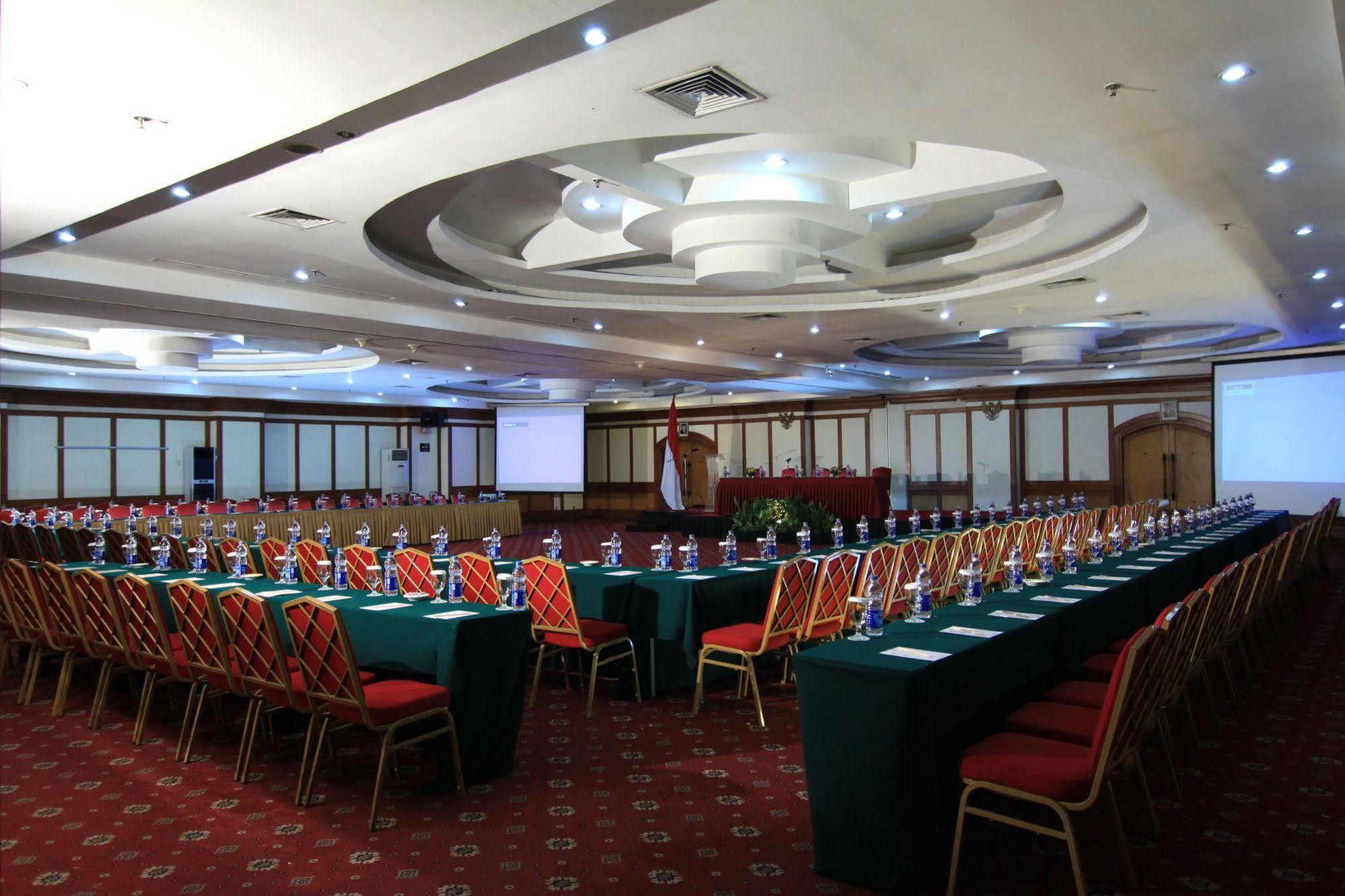 Hotel Ibis Mangga Dua Giacarta Esterno foto