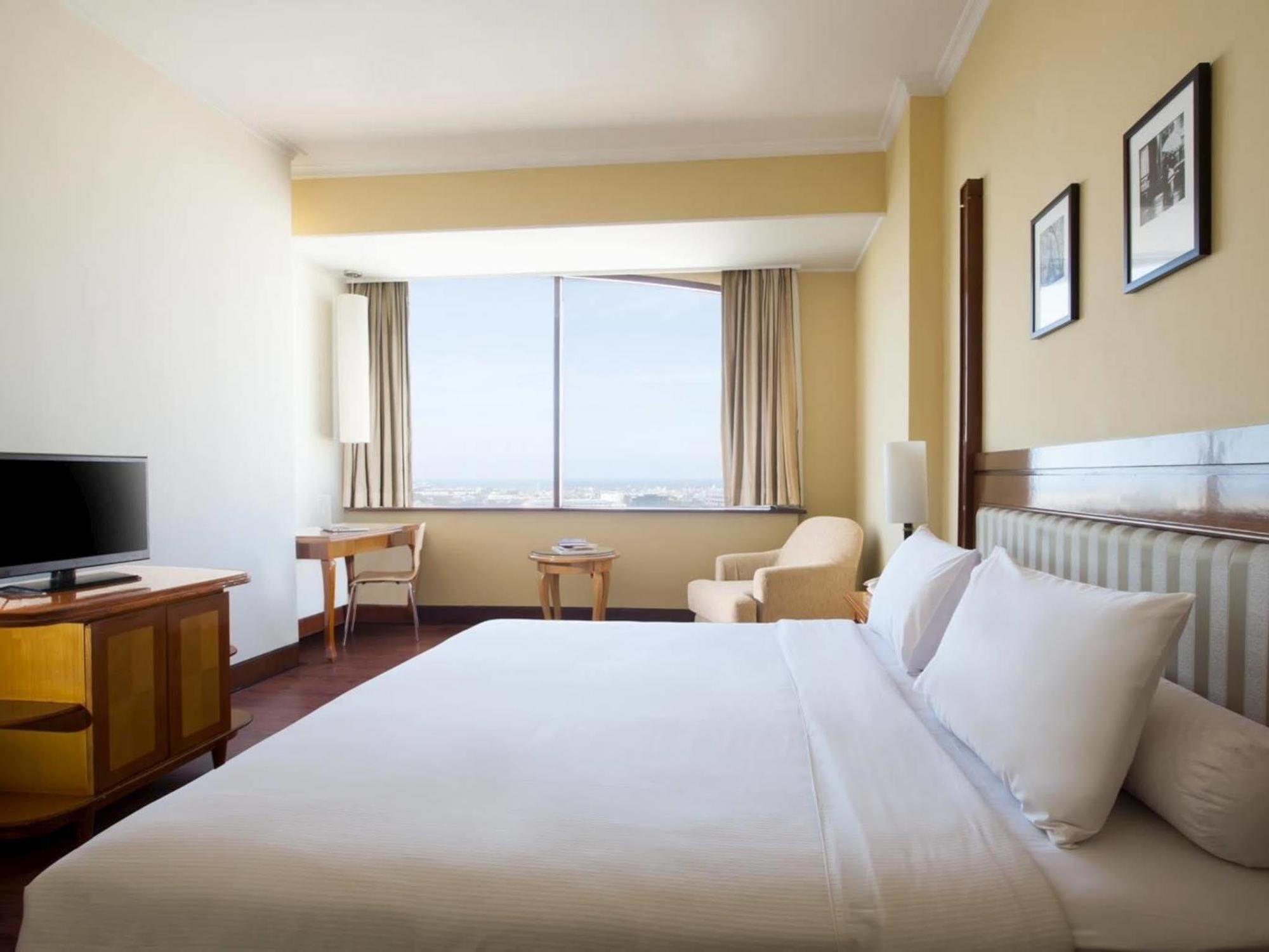 Hotel Ibis Mangga Dua Giacarta Esterno foto