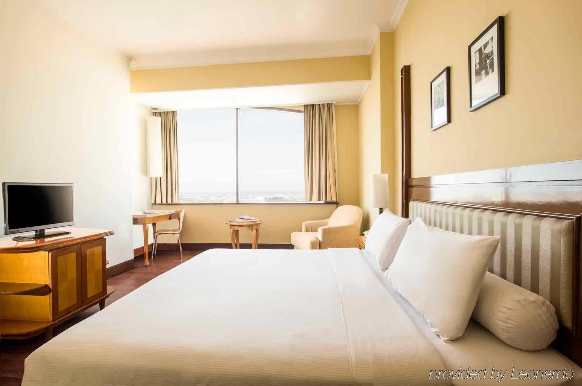 Hotel Ibis Mangga Dua Giacarta Esterno foto