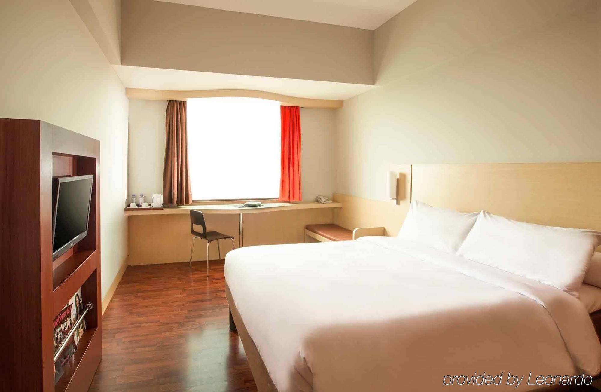 Hotel Ibis Mangga Dua Giacarta Esterno foto