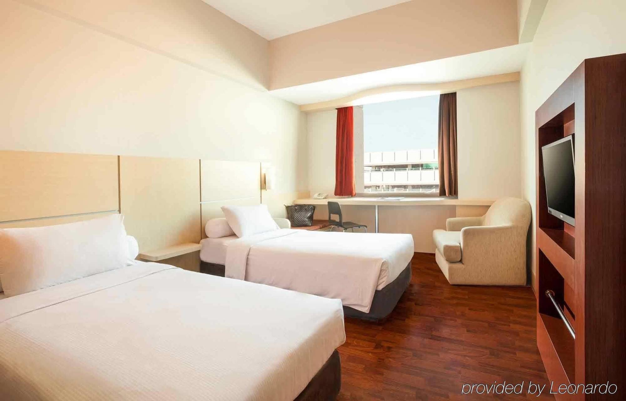 Hotel Ibis Mangga Dua Giacarta Esterno foto