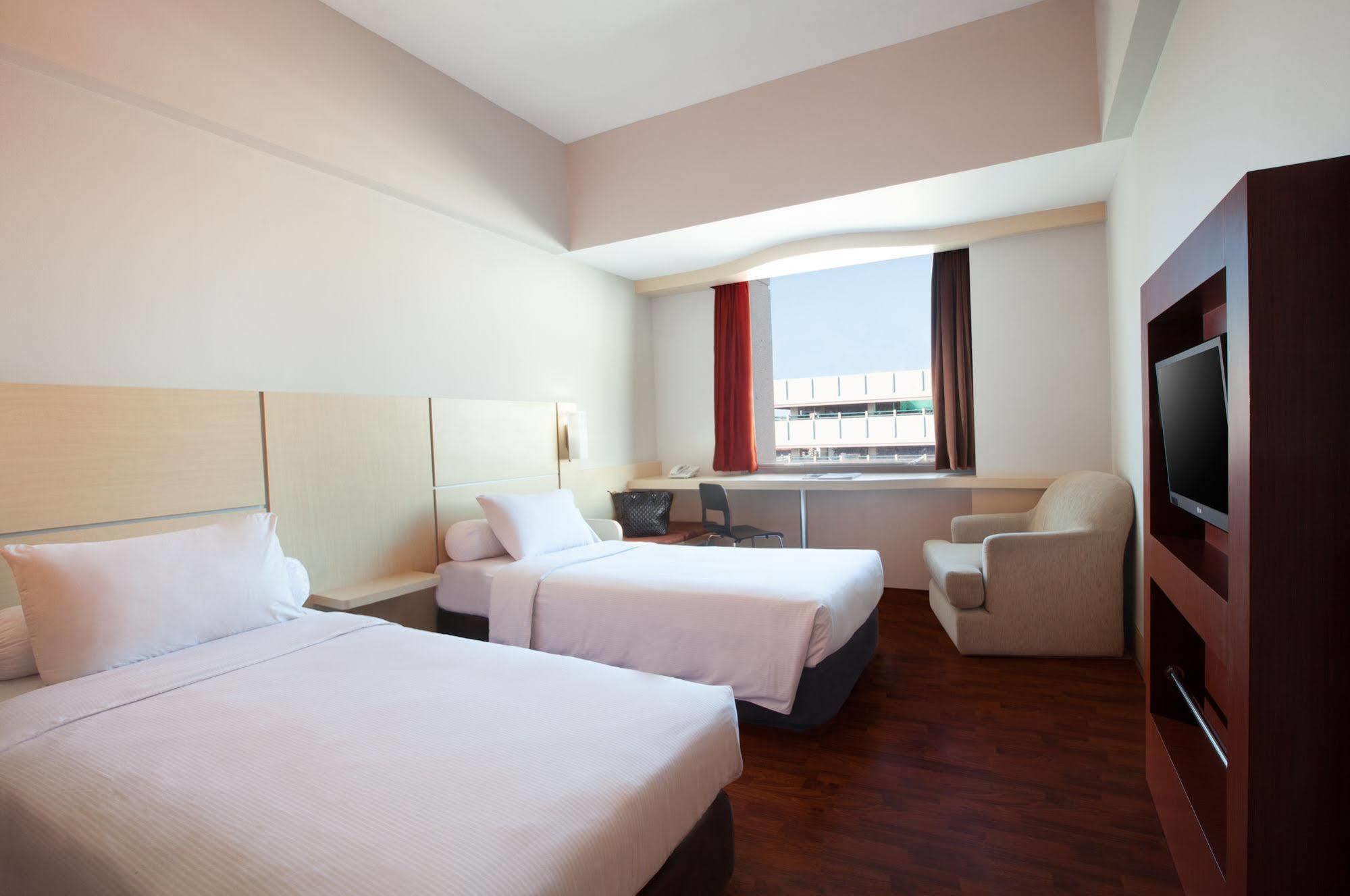 Hotel Ibis Mangga Dua Giacarta Esterno foto