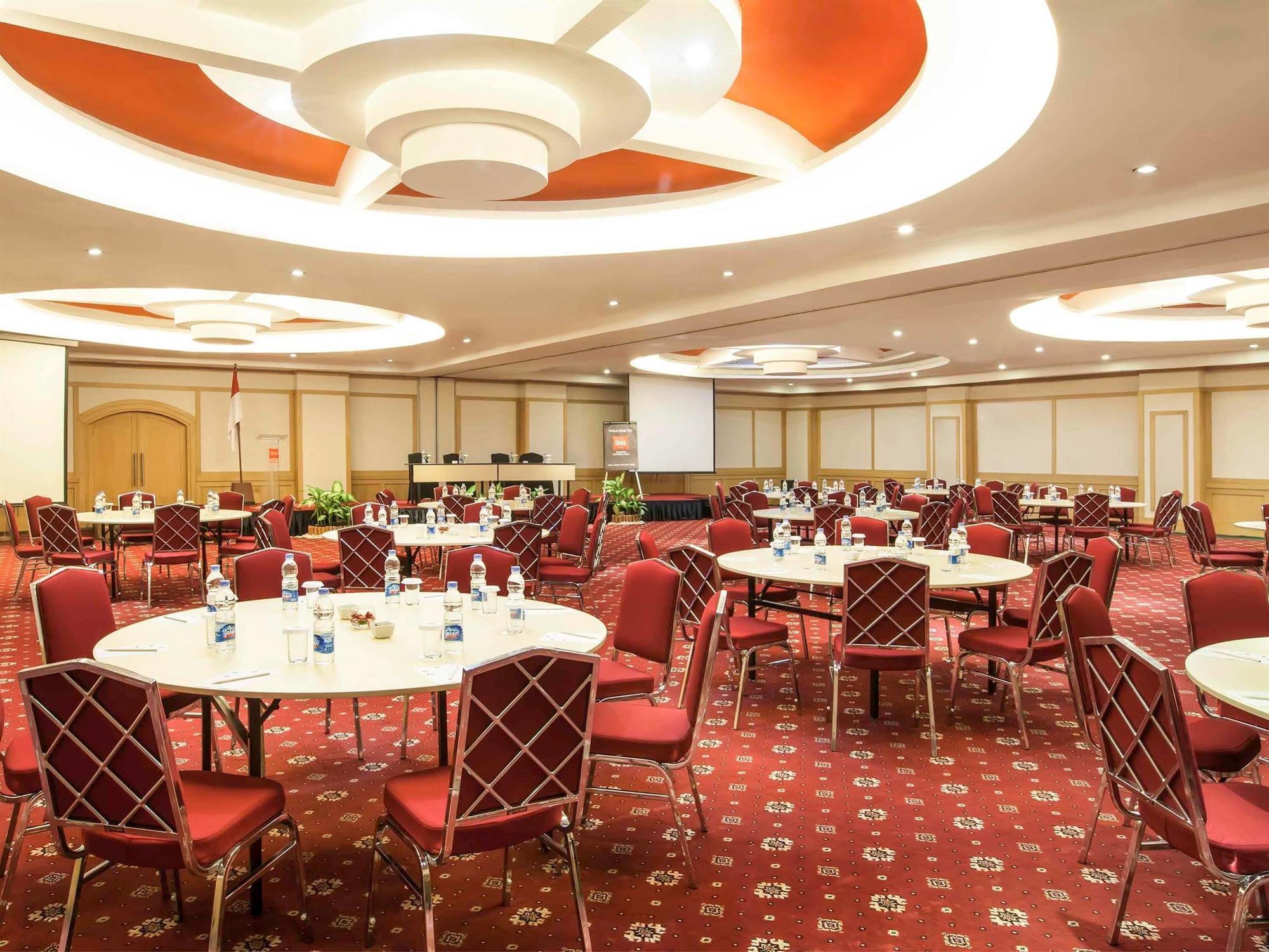 Hotel Ibis Mangga Dua Giacarta Esterno foto