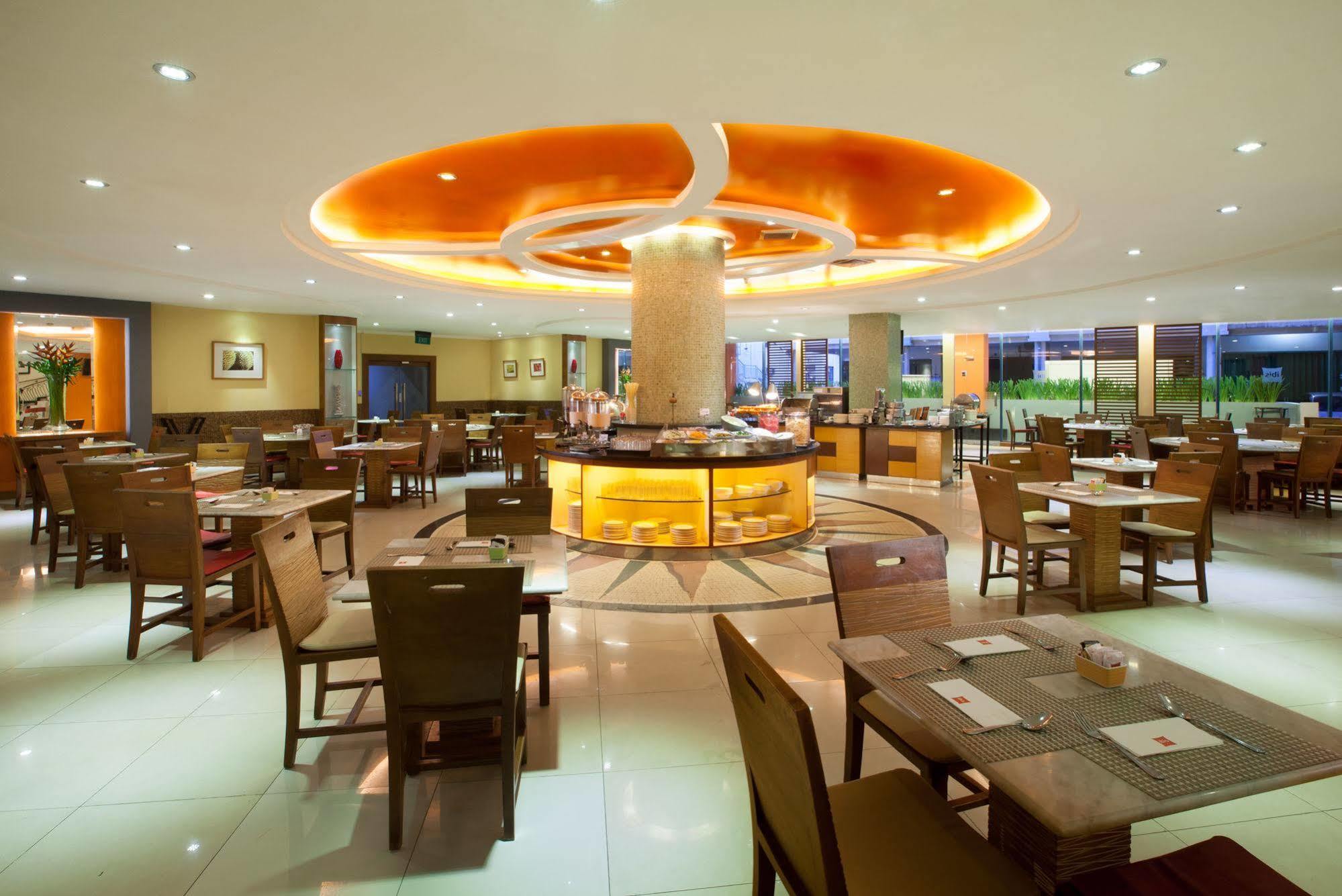 Hotel Ibis Mangga Dua Giacarta Esterno foto