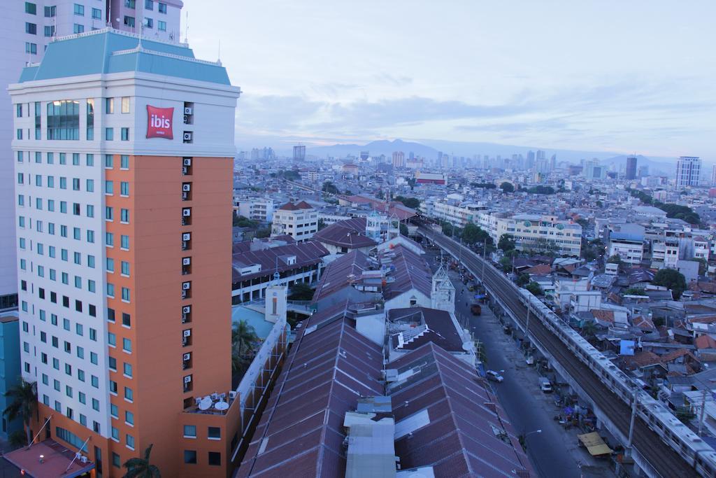 Hotel Ibis Mangga Dua Giacarta Esterno foto