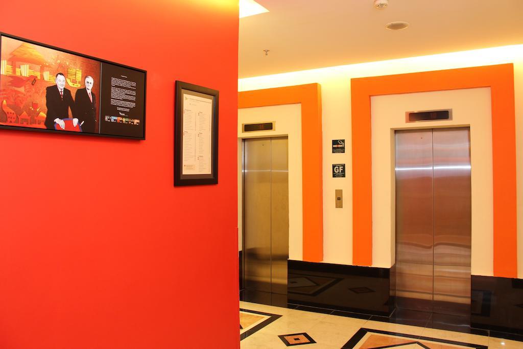 Hotel Ibis Mangga Dua Giacarta Esterno foto