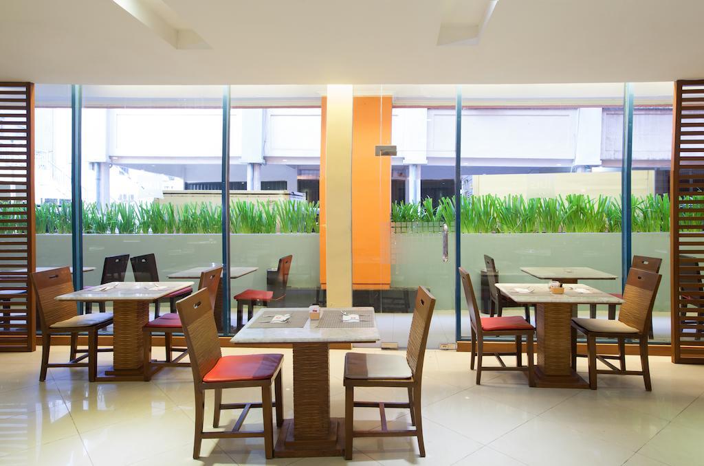 Hotel Ibis Mangga Dua Giacarta Esterno foto