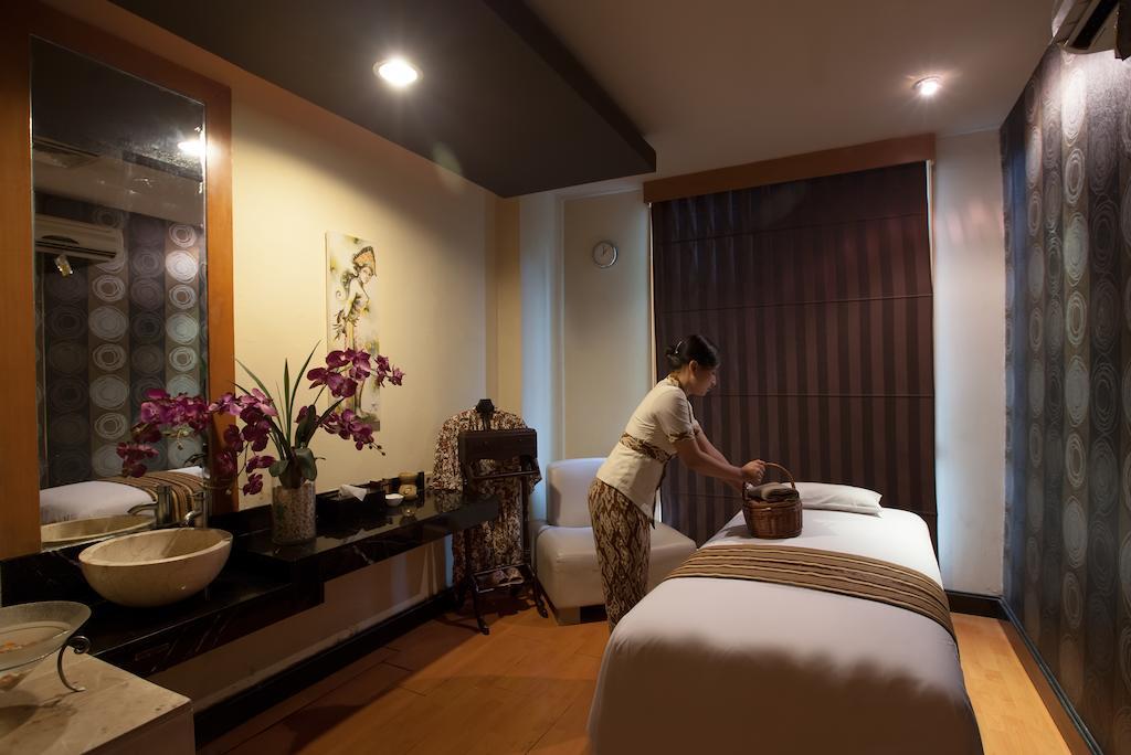 Hotel Ibis Mangga Dua Giacarta Esterno foto