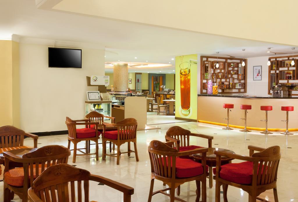 Hotel Ibis Mangga Dua Giacarta Esterno foto